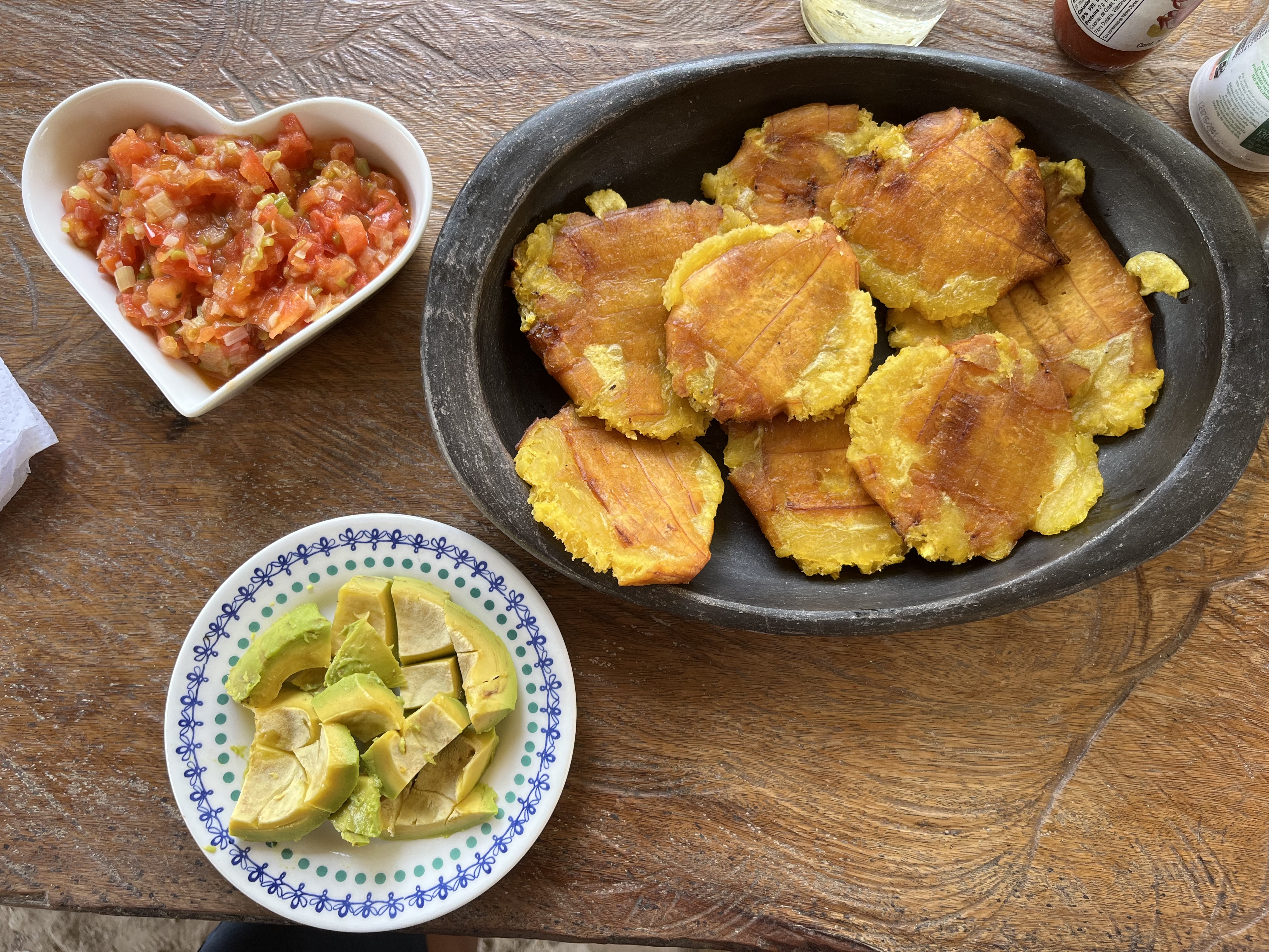 gebratene Kochbananen mit Tomaten, Zwiebeln und Avocado ...